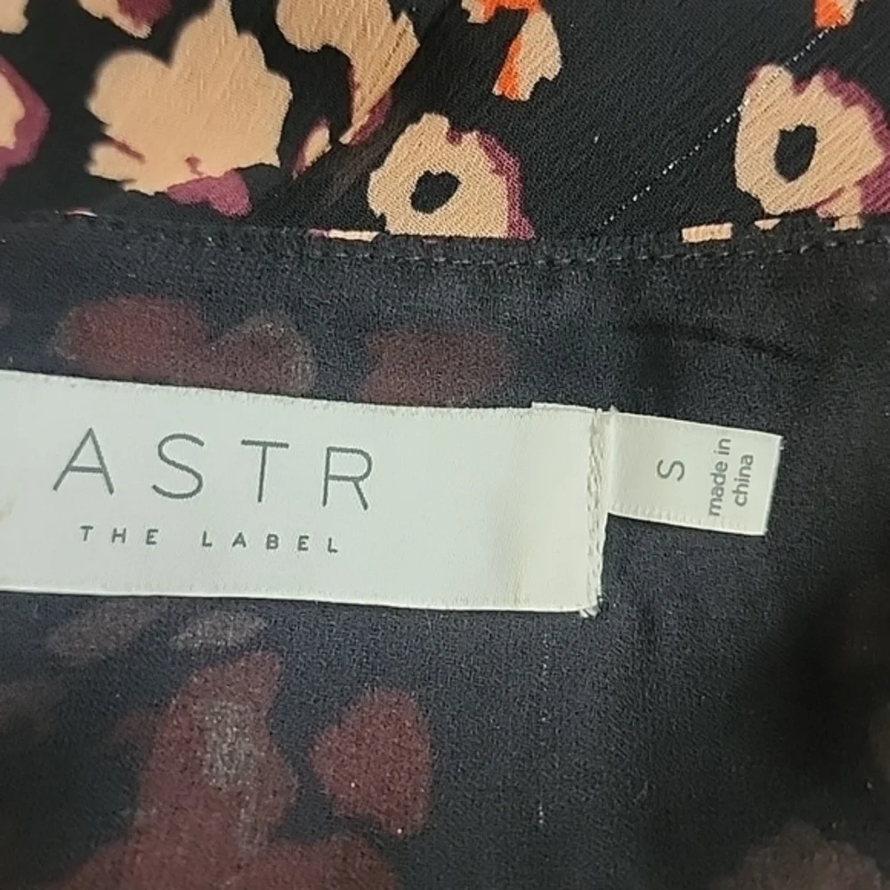 Astr the Label Size Small Holiday Party Wrap‎ Leopard Print Long Sleeve Blouse